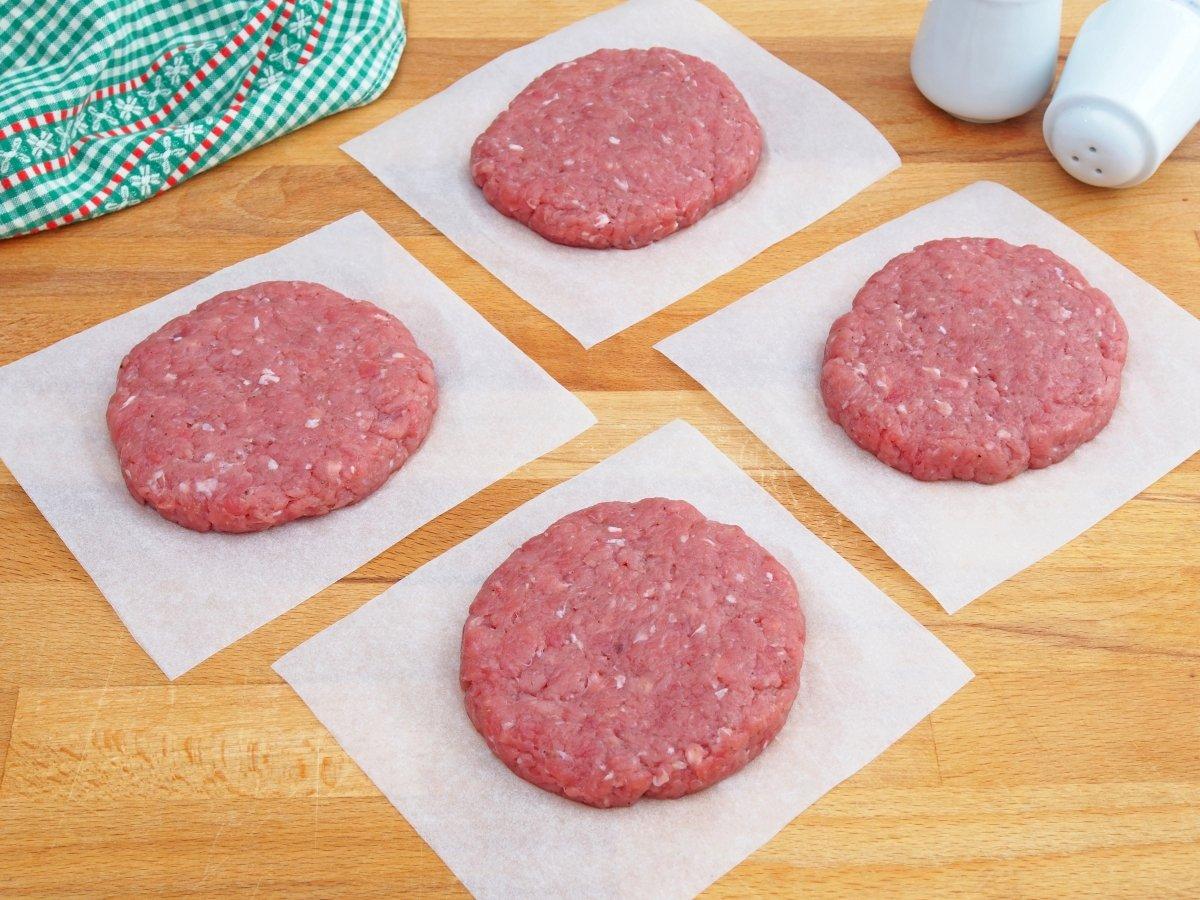Delicias en Miniatura: La Magia de las Hamburguesas de Ternera al Estilo Mediterráneo