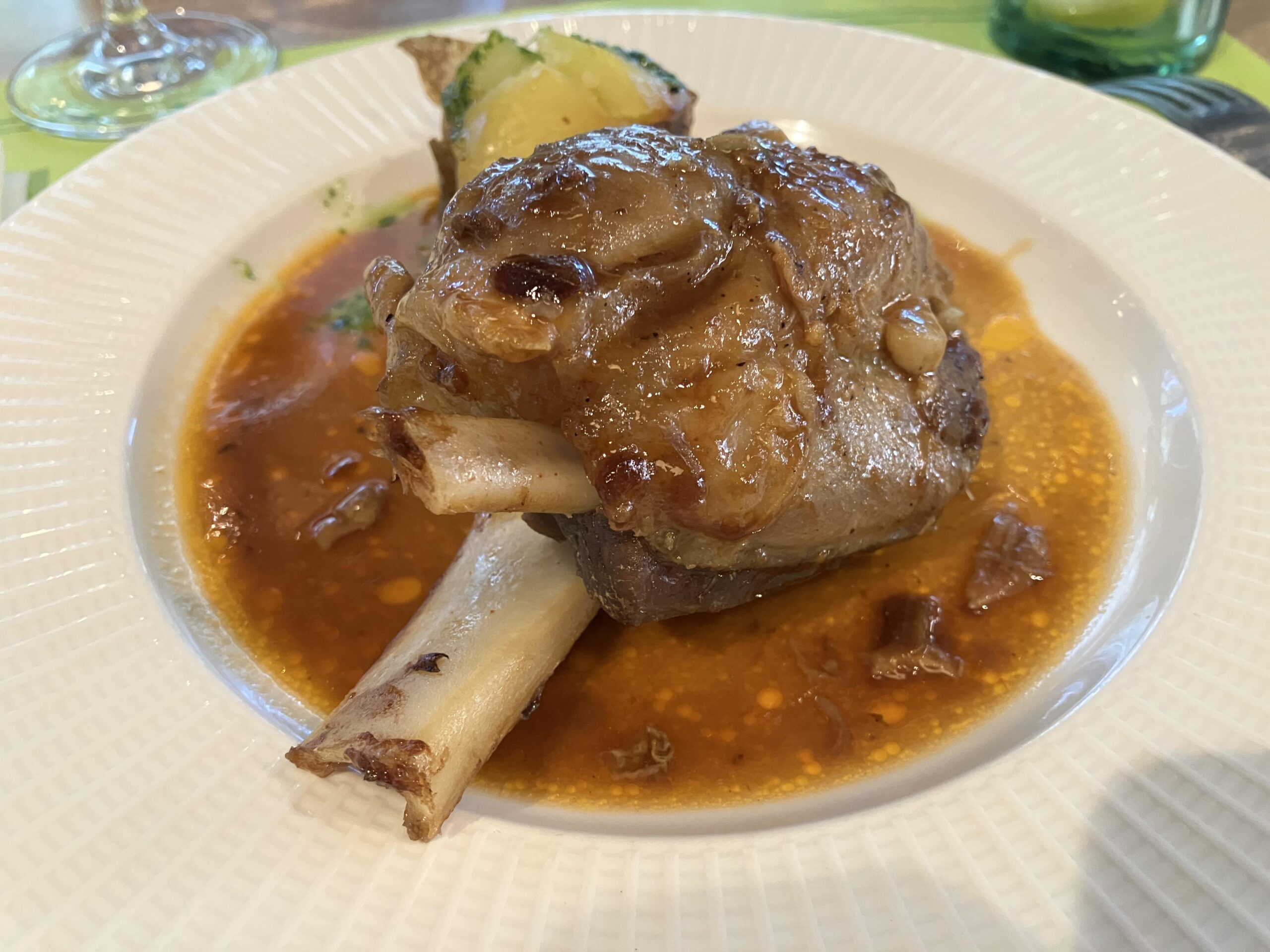 Codillo de cerdo al horno con especias y verduras asadas